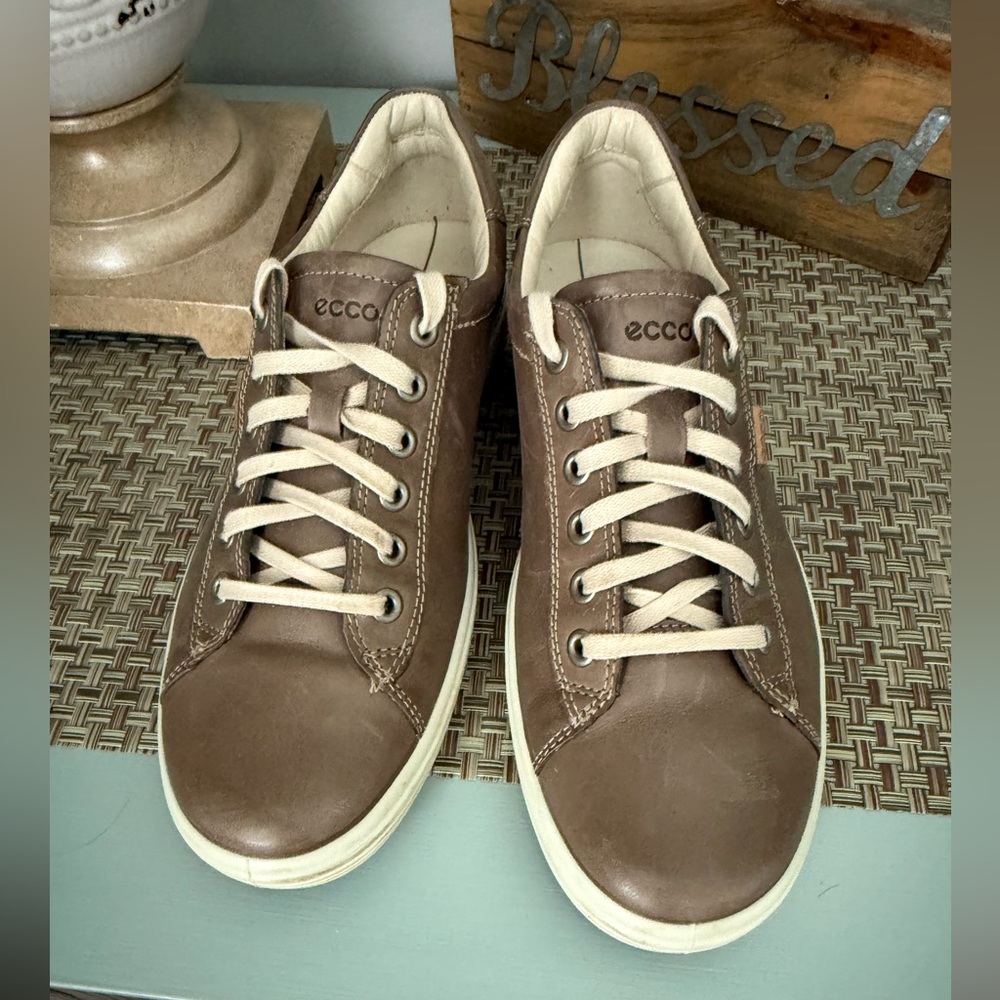 ECCO women’s Brown- tan Leather Sneakers